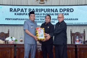 Bupati HSS Sampaikan Ranperda tentang Penyelenggaraan Penanaman Modal