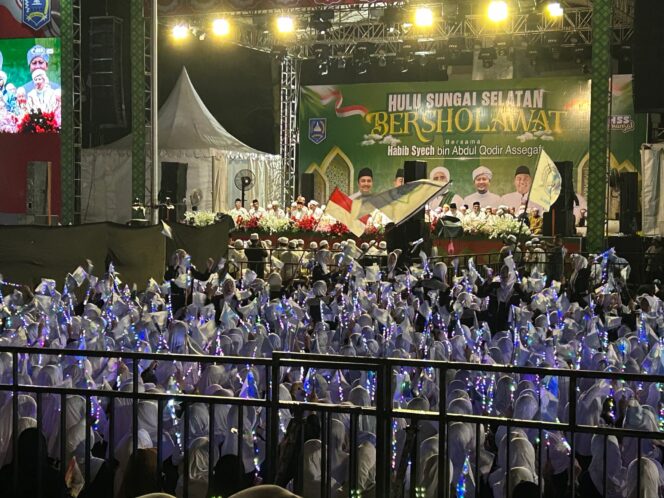 
 Ribuan Jamaah Berselawat Bersama Habib Syech di Kandangan