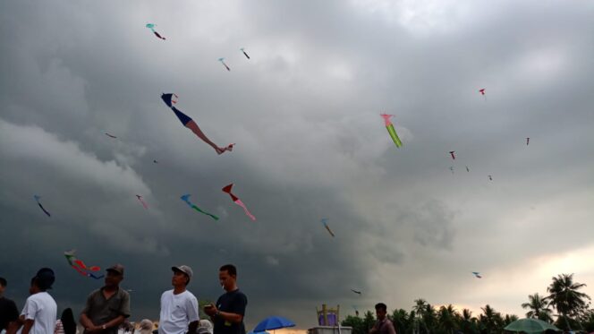 
 Puluhan Dandang Hiasi Langit Desa Panjampang Bahagia HSS