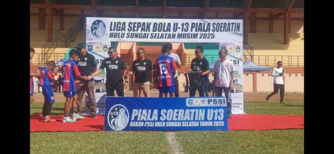 
 Pengalungan medali juara Piala Soeratin HSS U13.