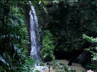 Air Terjun Pancuran Manggis, yang berlokasi di Desa Kaliring, Kecamatan Padang Batung, Kabupaten Hulu Sungai Selatan.
