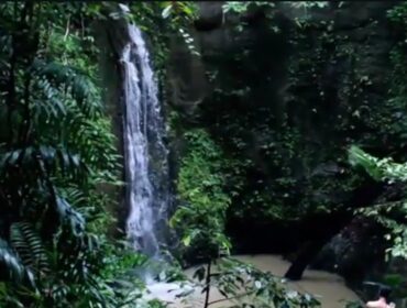 Air Terjun Pancuran Manggis, yang berlokasi di Desa Kaliring, Kecamatan Padang Batung, Kabupaten Hulu Sungai Selatan.