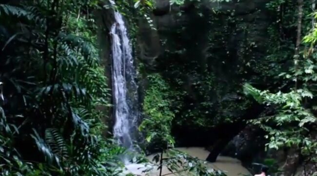 Air Terjun Pancuran Manggis, yang berlokasi di Desa Kaliring, Kecamatan Padang Batung, Kabupaten Hulu Sungai Selatan.