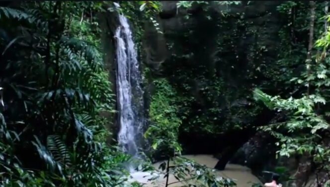 
 Air Terjun Pancuran Manggis, yang berlokasi di Desa Kaliring, Kecamatan Padang Batung, Kabupaten Hulu Sungai Selatan.