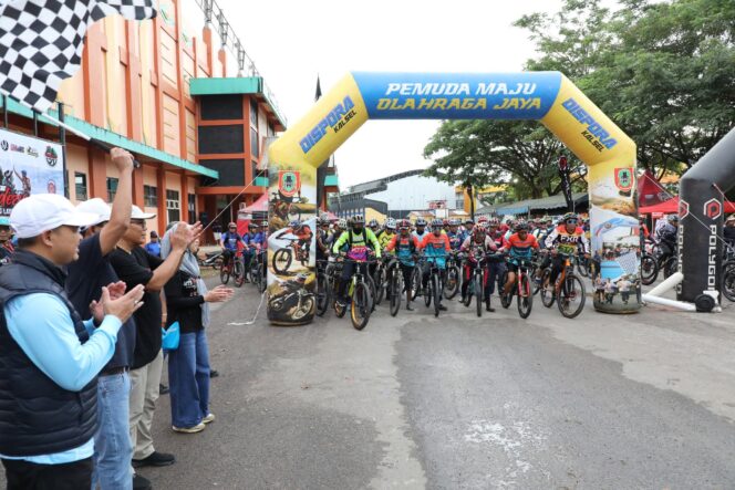 
 Ratusan Pesepeda Jajal Jalur Gunung Layang-Layang HSS
