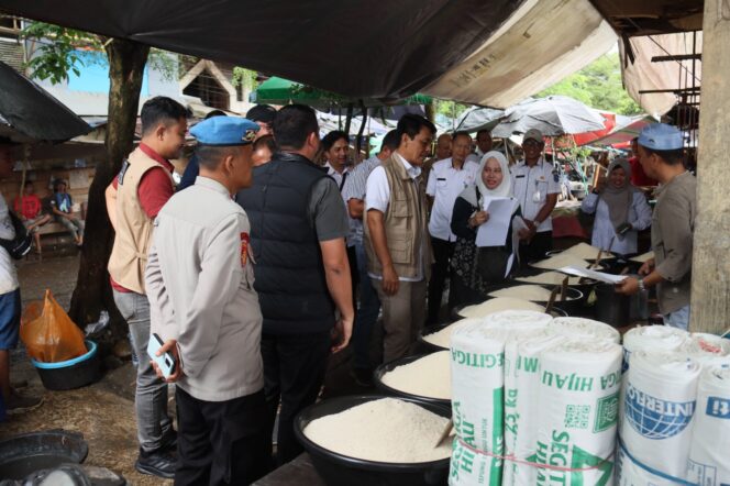 
 Satgas Pangan Polri dan Bapanas Monitoring Beras di Pasar Kandangan
