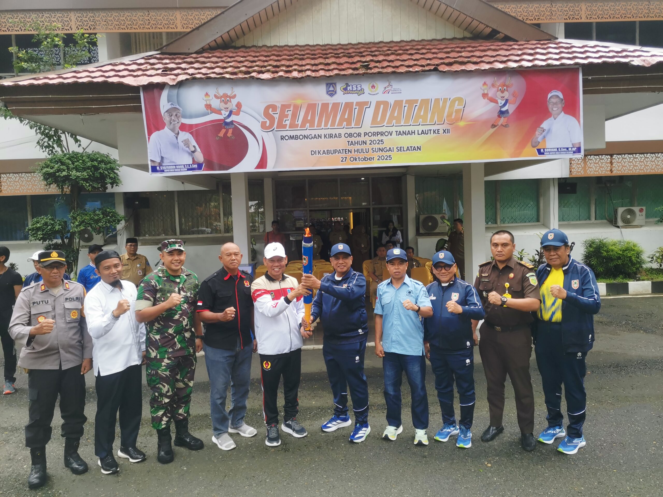 Obor Porprov Diserahkan Wabup HSS untuk Diarak Keliling Kalsel