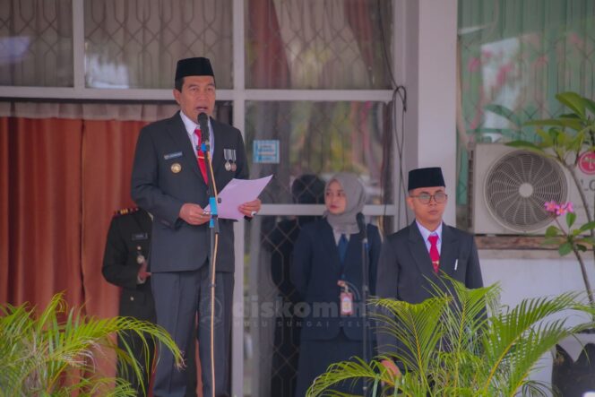 
 Bupati HSS Syafrudin Noor membacakan sambutan Mensos RI dalam upacara peringatan hari pahlawan nasional.
(foto : Kominfo HSS) 