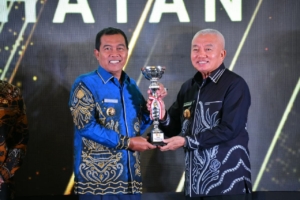 Desa Tambingkar PHBS Terbaik se-Kalsel; Bupati HSS Terima Sejumlah Penghargaan