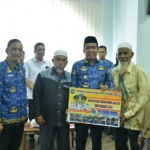 Bupati Syafrudin Noor Serahkan Bantuan Program Rumah Sejahtera untuk Ratusan Keluarga