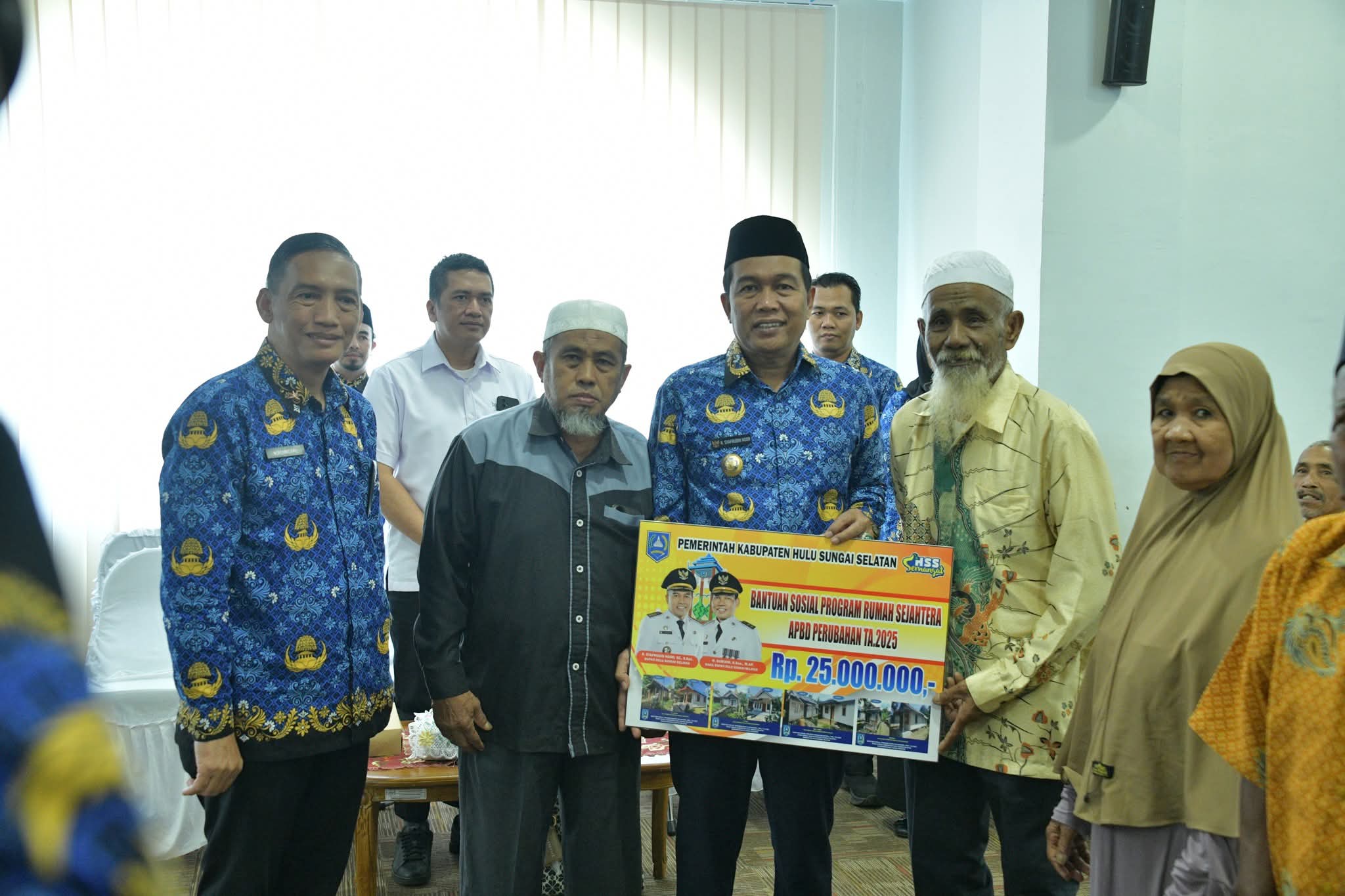 Bupati Syafrudin Noor Serahkan Bantuan Program Rumah Sejahtera untuk Ratusan Keluarga