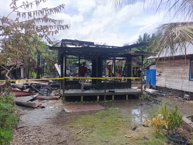 
 Api Mengamuk di Ayuang HST, Dua Rumah Ludes Terbakar
