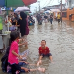 Banjir Barabai Jadi Wisata Dadakan, Pedagang Ikut Dapat Berkah