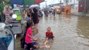 Banjir Barabai Jadi Wisata Dadakan, Pedagang Ikut Dapat Berkah