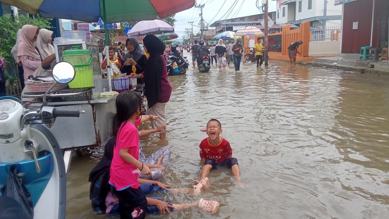 Banjir Barabai Jadi Wisata Dadakan, Pedagang Ikut Dapat Berkah