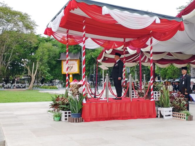 
 Bupati HST Samsul Rizal menjadi pembina upacara peringatan hari pahlawan nasional di Barabai. (foto: mdr) 