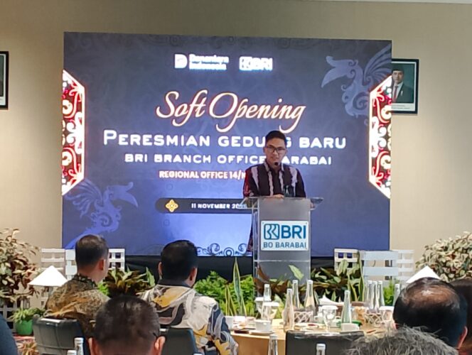 
 RCEO Regional 14 Kalimantan Novian Supriatno saat memberikan sambutan ketika peresmian gedung baru BRI. 
(foto: mdr) 