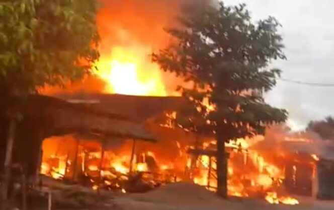 
 Kebakaran di Binjai Pirua HST: 3 Rumah ‘Rata Tanah’, 1 Warga Dilarikan ke Rumah Sakit.