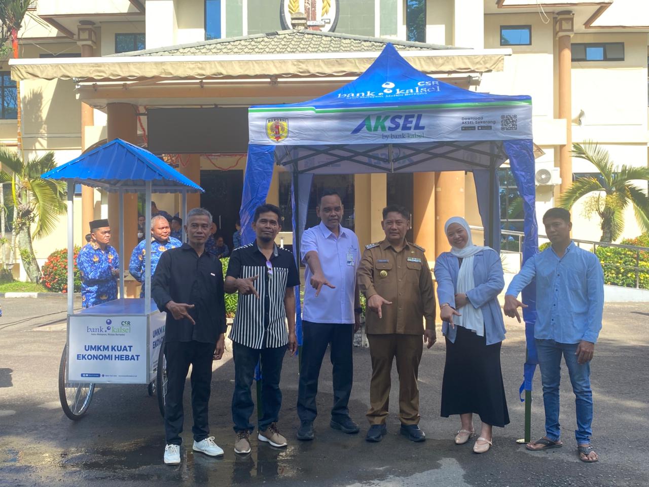 Pedagang di Lapangan Dwi Warna Barabai Diberi Gerobak dan Tenda; Sinergi Bank Kalsel-Pemkab HST