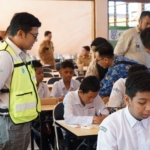 PT KPP Bimbing Siswa SLBN Kandangan Membuat Sasirangan