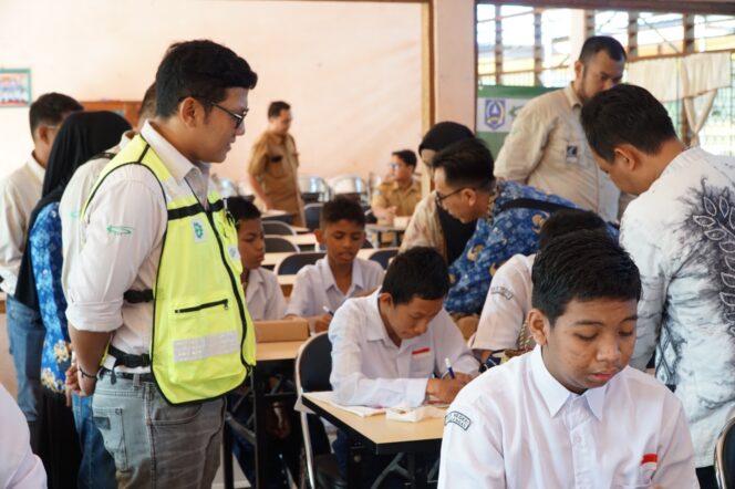 
 PT KPP Bimbing Siswa SLBN Kandangan Membuat Sasirangan