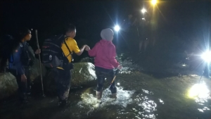 Tekad Mengalahkan Malam, Mama Deden Sampai Juhu Setelah Perjalanan Ekstrem