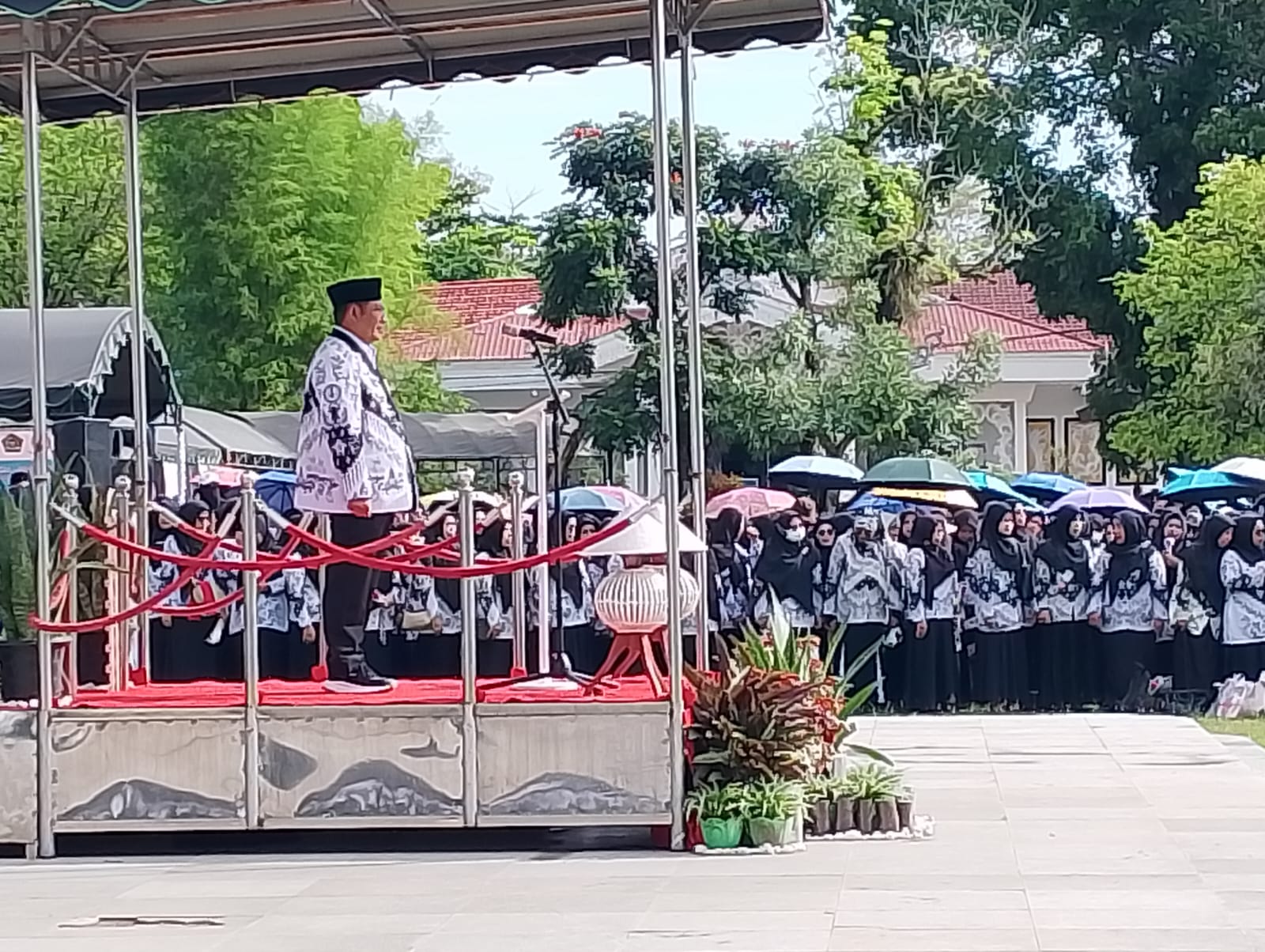 Guru di HST Upacara Peringati HUT ke-80 PGRI