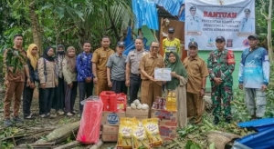 Pemkab HST Sigap Bantu Warga Kasarangan yang Rumahnya Tertimpa Pohon