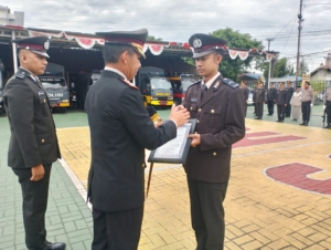 Kapolres HST Beri Penghargaan Bripda Tamsa, Penyelamat Anak Korban Laka Lantas