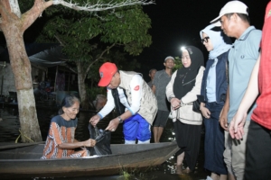 Wabup HSS Salurkan Sembako ke Warga Tawar yang Terdampak Banjir