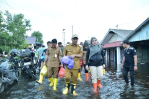 Bupati HSS Tinjau Banjir di Kalumpang Sekaligus Bagikan Bantuan