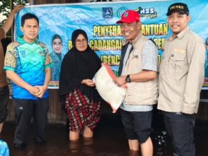 Wabup HSS Bagikan Bantuan ke Warga Simpur Terdampak Banjir
