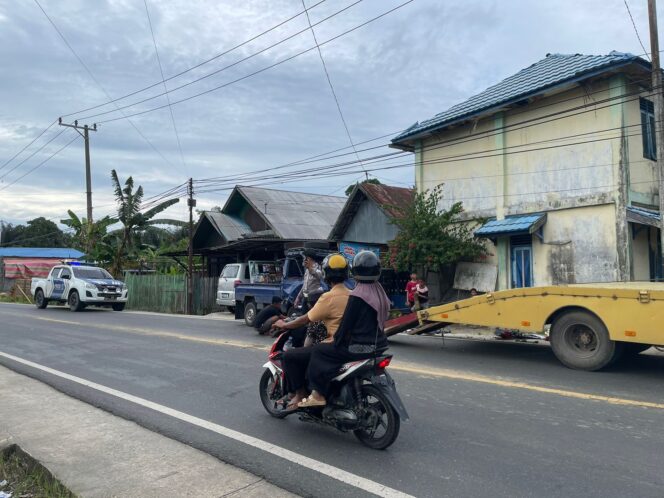 
 Melambung ke Lawan Jalur, Pemotor Terluka Usai Tabrak Suzuki Carry di HST