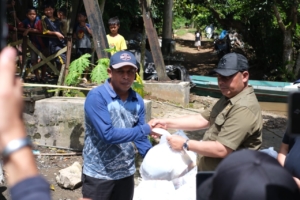 Pemkab HST Salurkan Sembako dan Rancang Solusi Permanen Banjir Desa Kayu Rabah