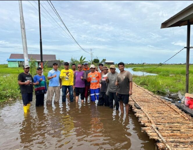 
 PT SAM Bantu Warga Bangun Jembatan Darurat di Jalan yang Banjir