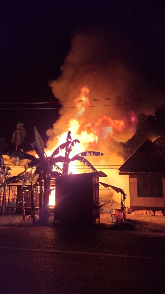 
 Sebuah Rumah Kayu di Pamangkih HST Ludes Terbakar