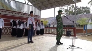 Babinsa Sertu Agus Arahman Pimpin Upacara Bendera di MTsN 14 HST