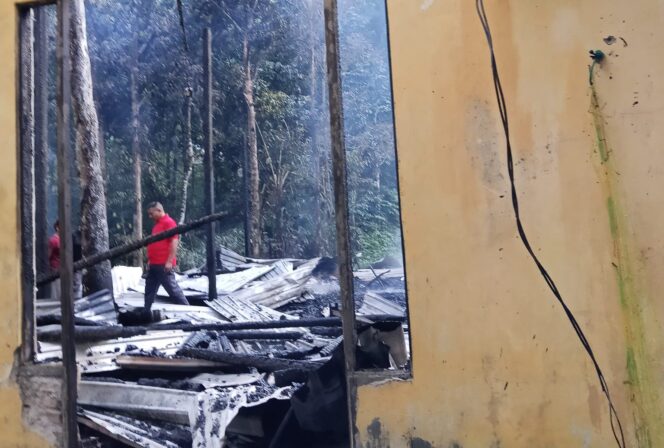 
 Kebakaran di Patikalain HST, Dua Rumah Daerah Pegunungan Terpencil Hangus Terbakar