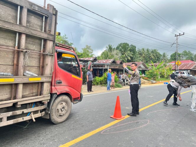 
 Tabrakan dengan Truk di Jalan Raya Binjai Pirua HST, Pemotor Patah Kaki