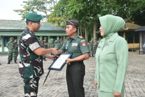 Dandim 1002 Beri Penghargaan Personel dan PNS Purna Tugas