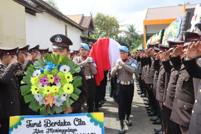 
 Polres HST Berduka, Bripda Hanafi Dimakamkan dengan Upacara Kedinasan