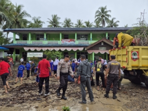 Personel Polres HSS, Polsek Sungai Raya, dan Dispera KPLH Bersihkan Sisa Pohon Tumbang di SDN Sungai Raya Tengah