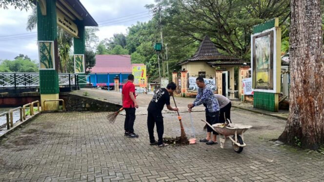 
 Polsek Loksado Bersama Disporapar Aksi Bersih di Kawasan Wisata Air Panas Tanuhi