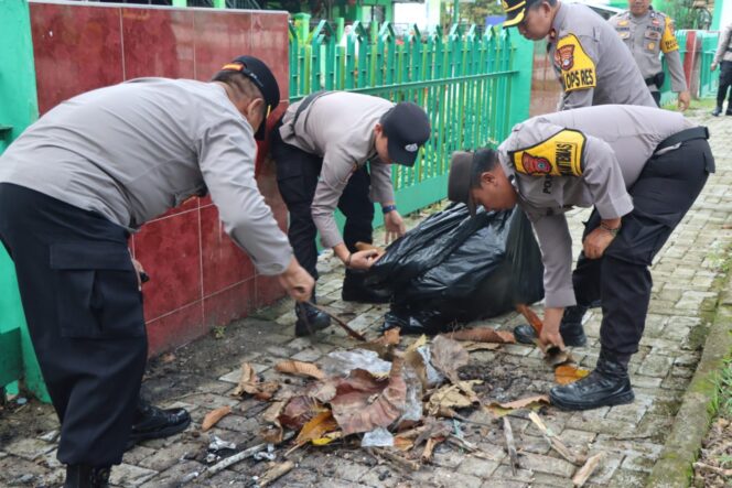 
 Polres HST Gotong-Royong Bersihkan Masjid Agung Barabai