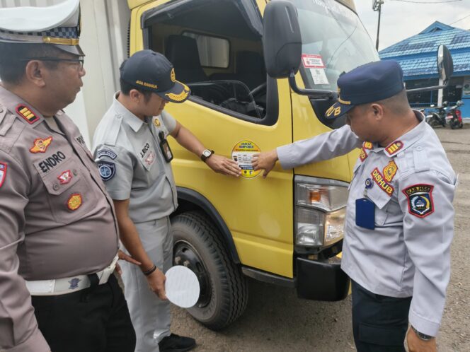 
 Pemasangan stiker pada kendaraan lolos uji ramp check dalam rangka operasi Keselamatan Intan 2026 di Kabupaten HSS. (foto: Satlantas Polres HSS)