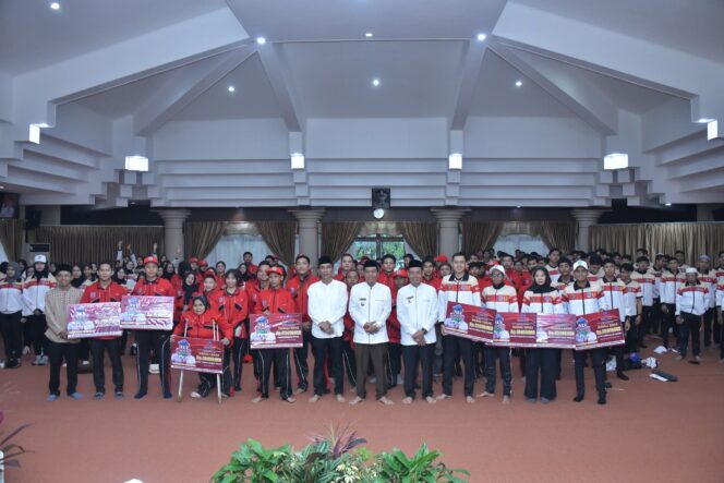 
 Bupati HSS Bagikan Bonus Atlet-Pelatih Berprestasi Porprov XII dan Peparprov V