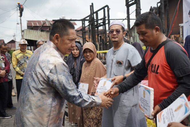 
 Bupati HST Serahkan Bantuan ke Korban Kebakaran Gang Sawahan