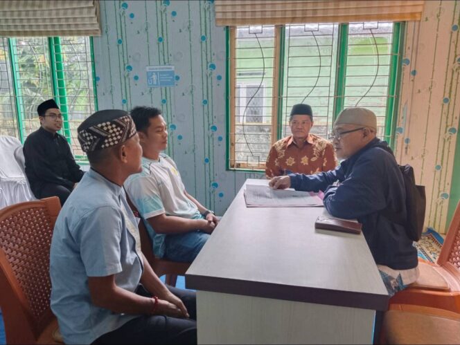 
 Khusyuk! Hason Ucap Syahadat dengan Bimbingan Ketua MUI Barabai