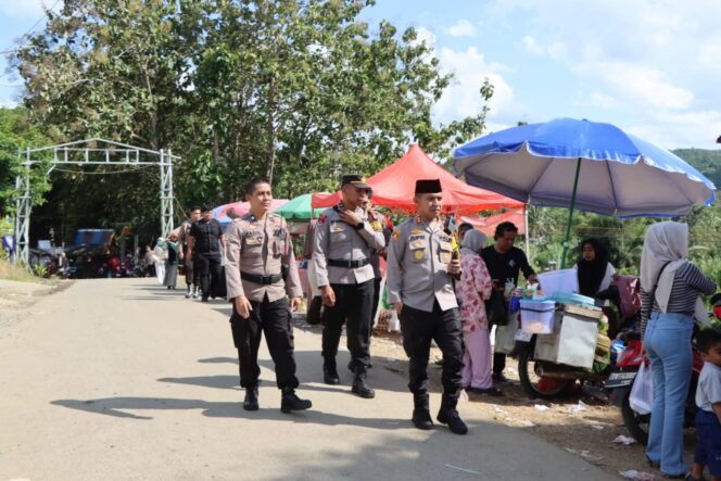 
 Kapolres HST Pantau Situasi Arus Balik dan Kawasan Wisata