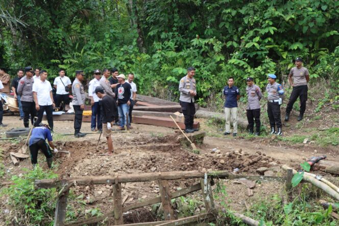 
 Polres HST memfasilitasi pembangunan jembatan merah putih di Desa Sungai Harang.